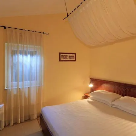 Traditional With A Terrace And Wifi 2km From Umago