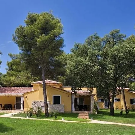 Traditional With A Terrace And Wifi 2km From Umago